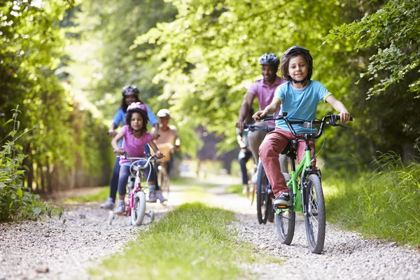 Familia en paseo en bicicleta — Foto de Stock