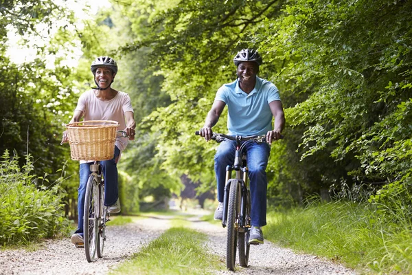 Par på cykel rida på landsbygden — Stockfoto