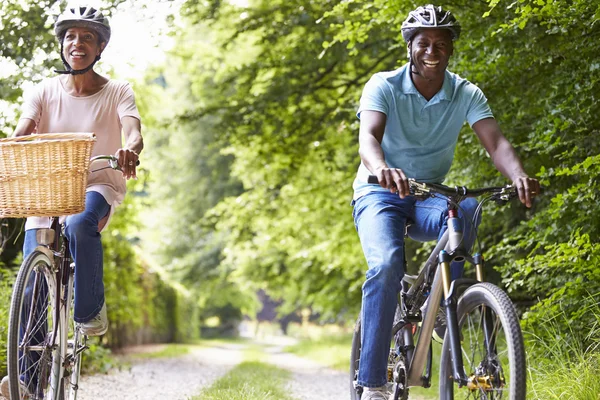 Ouder paar op fietstocht — Stockfoto