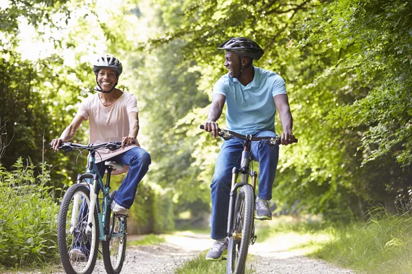 Coppia matura su giro in bicicletta — Foto Stock