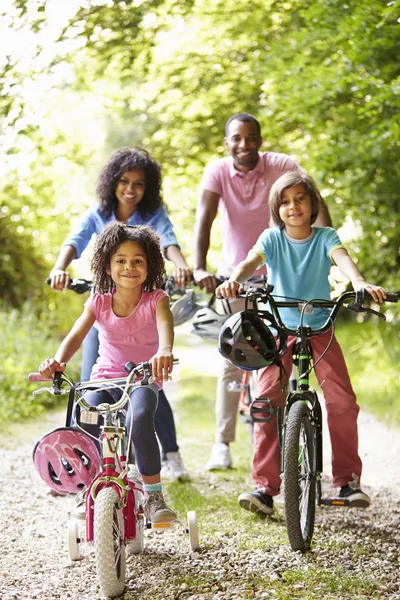 Familia en el paseo en bicicleta en el campo — Foto de Stock