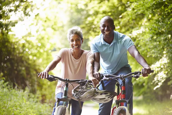 Couple On Cycle Ride In Countryside — Stock Photo, Image
