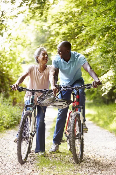 Pareja en paseo en bicicleta en el campo — Foto de Stock