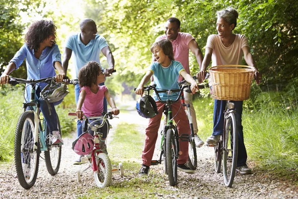 Familia en paseo en bicicleta — Foto de Stock