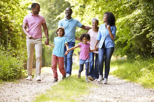 Familj på landet promenad — Stockfoto