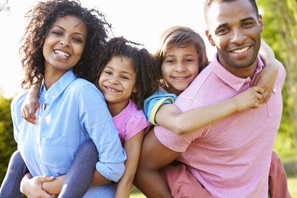 Parents Giving Children Piggyback Rides — Stock Photo, Image