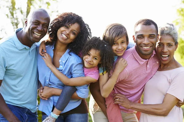 Familia de pie en el jardín — Foto de Stock