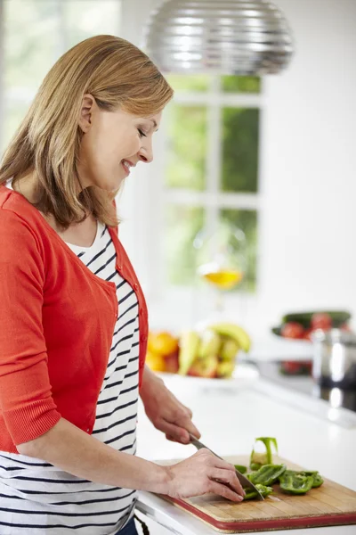 Donna che prepara il pasto in cucina — Foto Stock