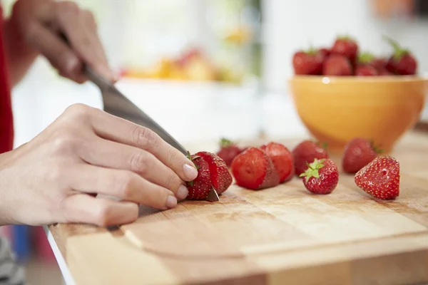 Donna che prepara insalata di frutta — Foto Stock