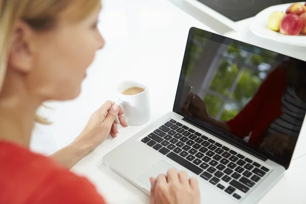 Mulher usando laptop — Fotografia de Stock