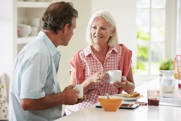 Couple moyen-âge appréciant le petit déjeuner — Photo