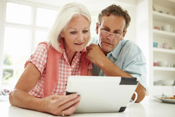 Couple moyen-âge regardant tablette numérique — Photo