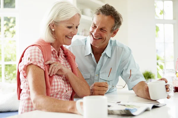 Revista de Lectura de Parejas de Edad Media — Foto de Stock