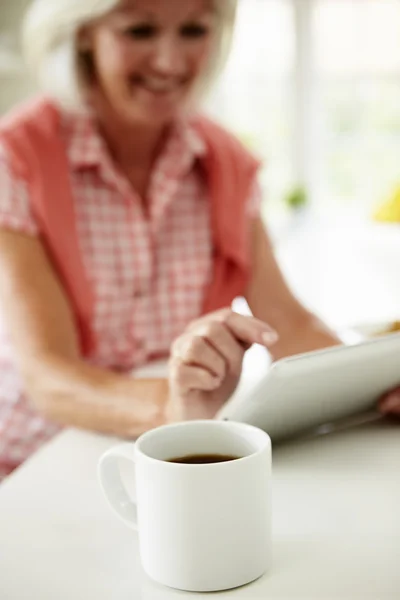 Vrouw die digitale tablet gebruikt — Stockfoto