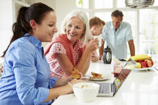 Família tomando café da manhã juntos — Fotografia de Stock