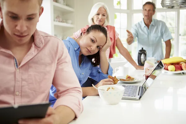 Familia desayunando juntos —  Fotos de Stock