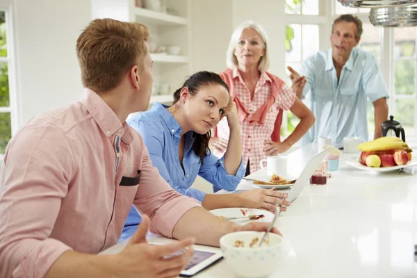 Familj med vuxna barn med argument — Stockfoto