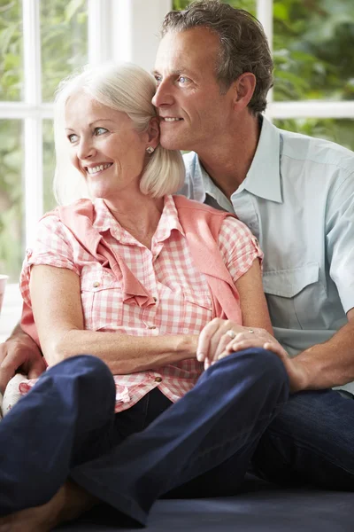 Paar kijken uit venster — Stockfoto