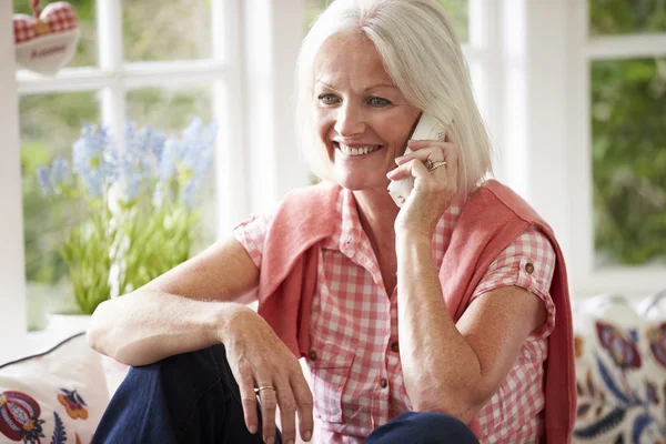 Mulher em casa conversando no telefone — Fotografia de Stock