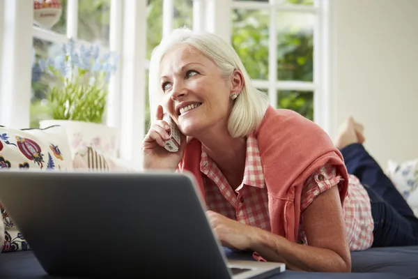 Donna che ordina articolo su telefono — Foto Stock