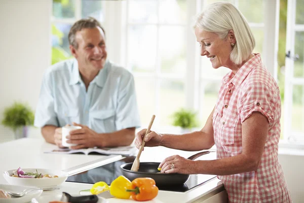 Paar maaltijd in keuken samen koken — Stockfoto