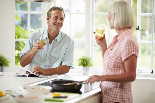 Casal cozinhar refeição na cozinha juntos — Fotografia de Stock