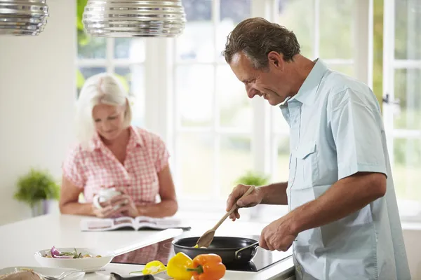 Pareja cocina comida en cocina juntos — Foto de Stock