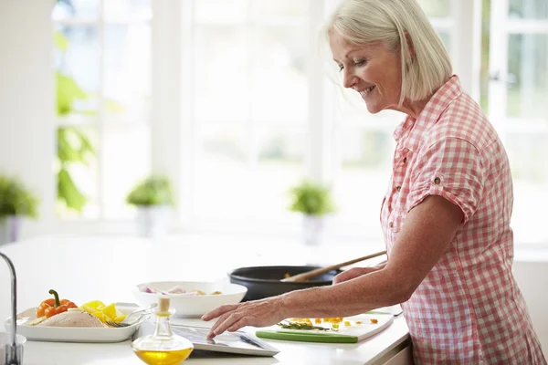 Mujer siguiente receta en la tableta digital — Foto de Stock