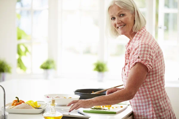 Frau folgt Rezept auf digitalem Tablet — Stockfoto