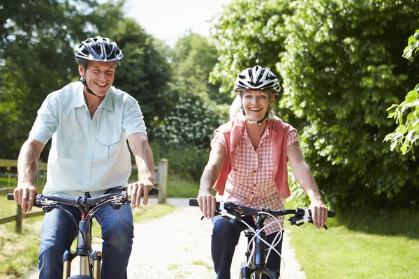 Pareja disfrutando del paseo en bicicleta por el país juntos — Foto de Stock