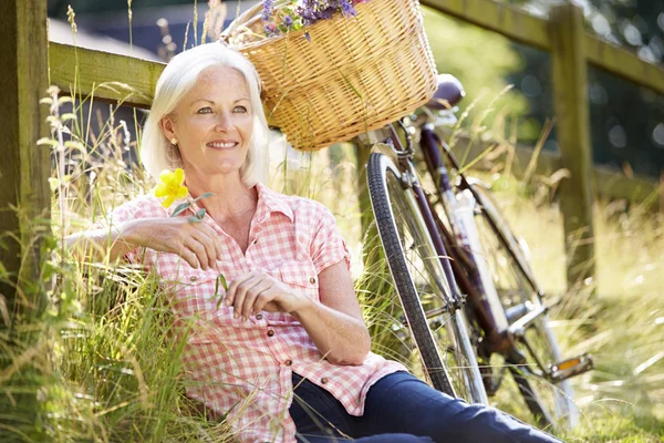 Mulher relaxante no passeio de ciclo do país — Fotografia de Stock