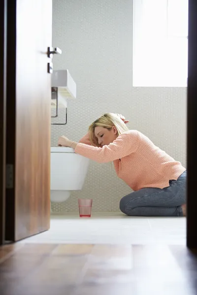 Teenager-Mädchen fühlt sich unwohl — Stockfoto