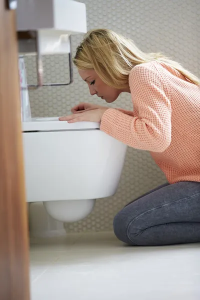 Teenager-Mädchen fühlt sich unwohl — Stockfoto