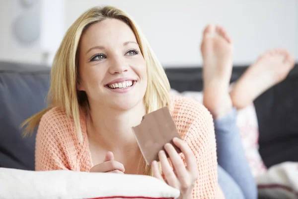 Menina comer bar de chocolate — Fotografia de Stock