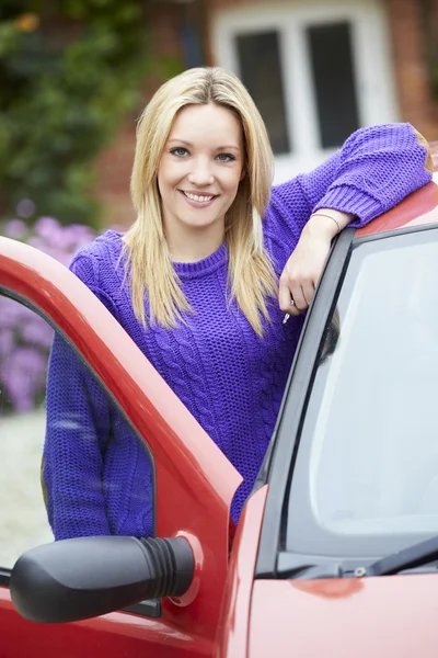 Menina em pé ao lado do carro — Fotografia de Stock