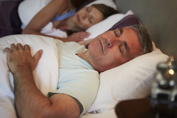 Paar schläft gemeinsam im Bett — Stockfoto