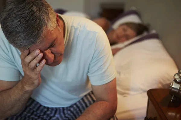 L'homme se réveille au lit — Photo