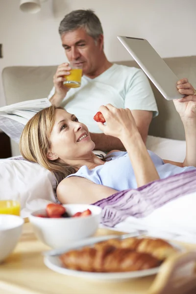 Couple Relaxing In Bed — Stock Photo, Image