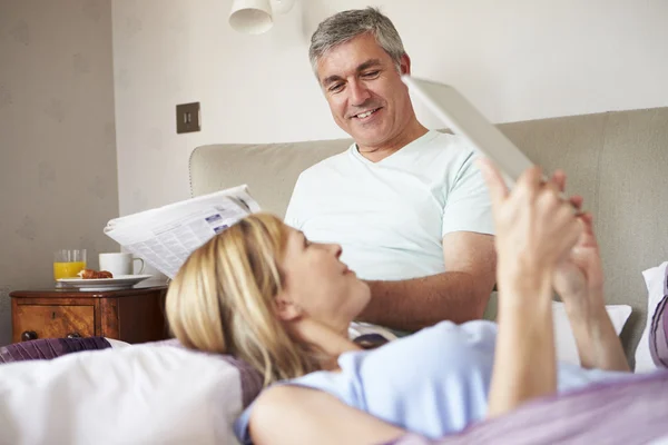 Paar ontspannen in bed — Stockfoto