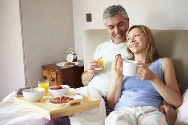 Casal tomando café da manhã na cama — Fotografia de Stock