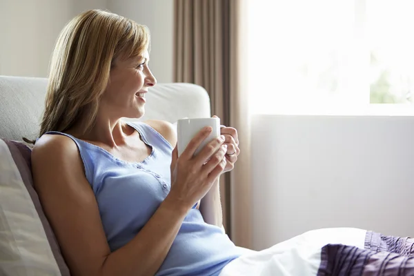 Frau entspannt sich im Bett — Stockfoto