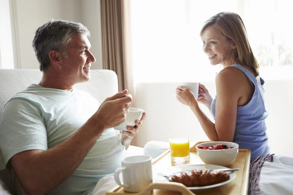 Жена приносит мужу завтрак — стоковое фото