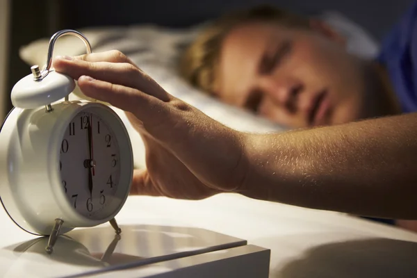 Adolescente menino acordar na cama — Fotografia de Stock