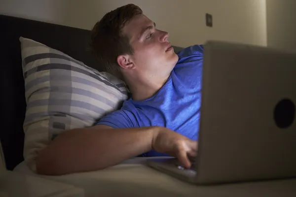 Adolescente menino usando laptop — Fotografia de Stock