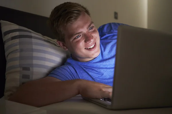 Tiener jongen met behulp van laptop — Stockfoto