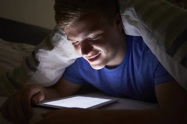 Adolescente ragazzo utilizzando tablet digitale — Foto Stock