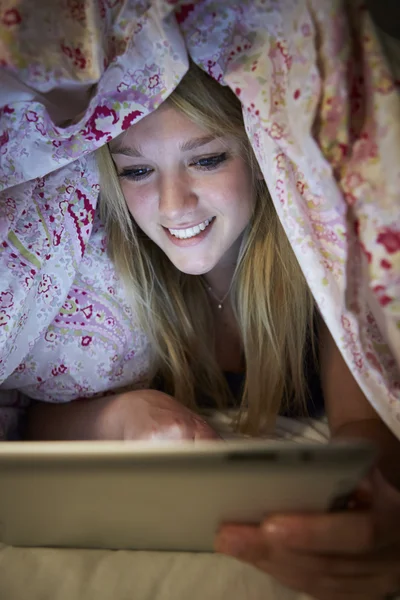 Teenager-Mädchen mit digitalem Tablet — Stockfoto