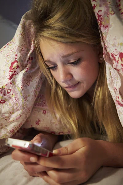 Girl Sending Text Message — Stock Photo, Image