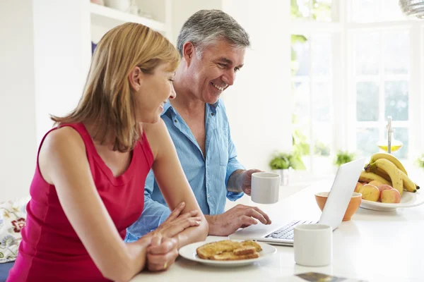 Paar met laptop — Stockfoto