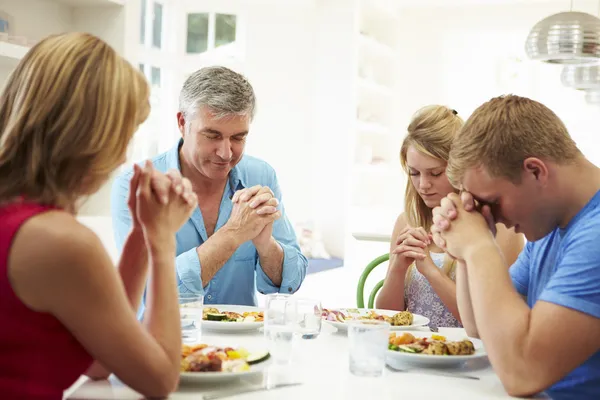 Family Saying Prayer Before Eating Meal — Stock Photo, Image